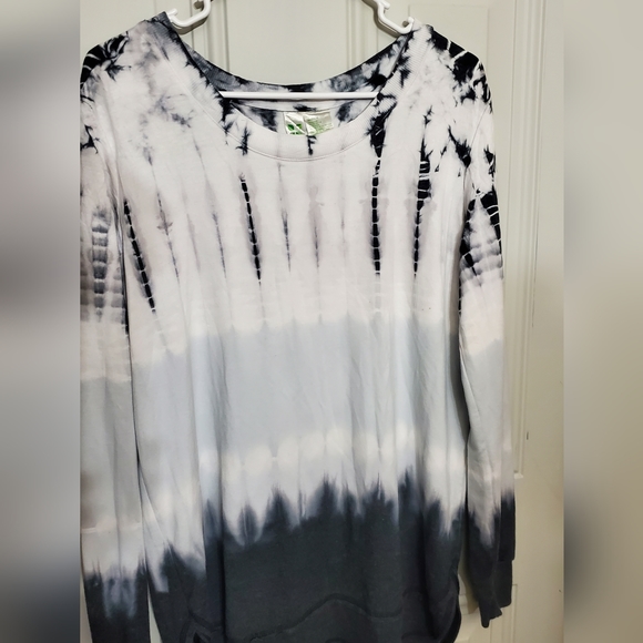 Greentea Women’s long sleeve shirt. Gray tie dye.  Size Medium Super Soft! - Picture 6 of 8